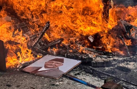 2 Nepal Lenh Cam Mang Xa Hoi Va Man Kich Sup Do Niem Tin