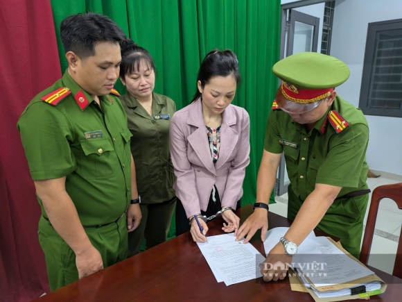 2 Tam Giu Hinh Su Chu Co So Nha Khoa Tuyet Chinh Hanh Hung Khach Hang