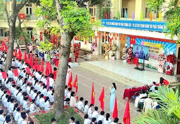 1 Ha Noi Phu Huynh Buc Xuc Vi Phai Mua Tivi 40 Trieu Dong Tang Truong