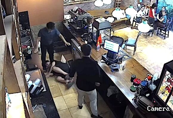 2 Khach Hut Thuoc Tai Quan Ca Phe Va Hanh Dong Con Do Cong An Vao Cuoc Lam Ro Vu Viec