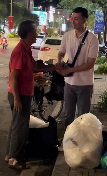 2 Xot Xa Khi Vo Tinh Gap Thay Day Toan Cap 2 Nhat Ve Chai Tren Pho