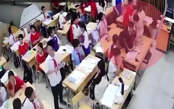 1 Ha Noi Hoc Sinh Quat Nga Co Giao Trong Lop Nhung Hoc Sinh Khac Khong Ai Can Ngan