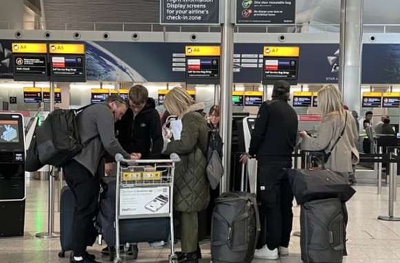 1 Tan Cong Mang Gay Te Liet He Thong Lam Thu Tuc Nhieu San Bay Chau Au Phai Hoan Huy Chuyen