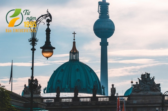 1 Duldung Tam Ve Tam Cho Phep Nguoi Nuoc Ngoai O Lai Duc Khi Doi Mat Lenh Truc Xuat