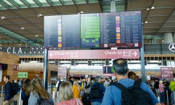 1 Tan Cong Mang Vao Loat San Bay Lon Cua Chau Au