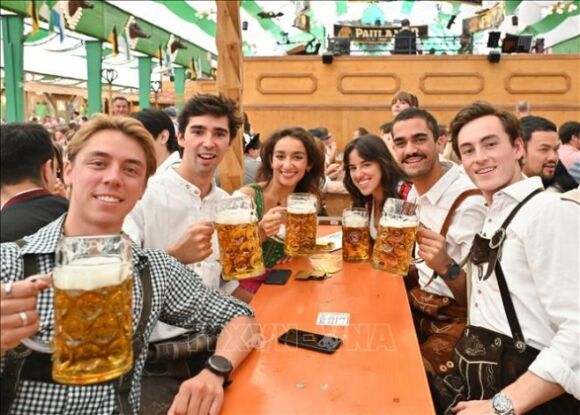 1 Oktoberfest   215 Nam Suc Hut Tu Bia Va Van Hoa