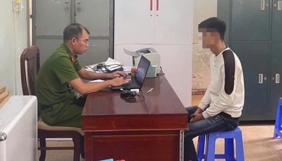 2 Cong An Lam Viec Voi Thanh Nien Vua Danh Thai Phu Vua Noi Biet Tao La Ai Khong