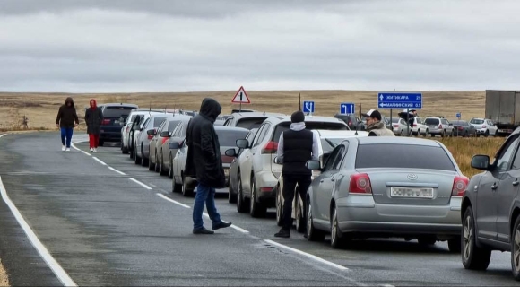 1 Nga Doi Mat Khung Hoang Nhien Lieu Cam Xuat Khau Gia Tang Ky Luc Va Nhung Cuoc Tan Cong Vao Nha May Loc Dau