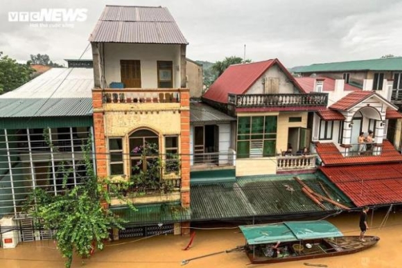 1 Nuoc Lu Song Hong Tran Vao Nha Dan Ngap Toi Noc Tang 1