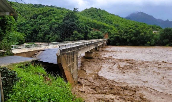1 O To Bi Thoi Bay Sap Mo Cau O Thanh Hoa Trong Bao So 10