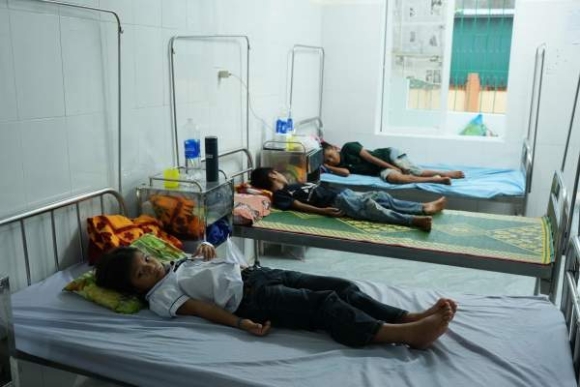 2 Vu 40 Hoc Sinh Ngo Doc Tiet Lo Moi Quan He Bat Ngo Giua Hieu Truong Va Nu Hieu Pho