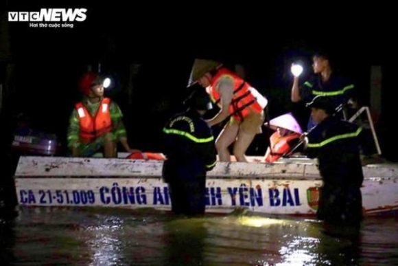 5 Nuoc Lu Song Hong Tran Vao Nha Dan Ngap Toi Noc Tang 1