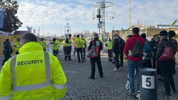 1 Le Hoi Bia Oktoberfest Dong Cua Khan Cap Vi De Doa Danh Bom