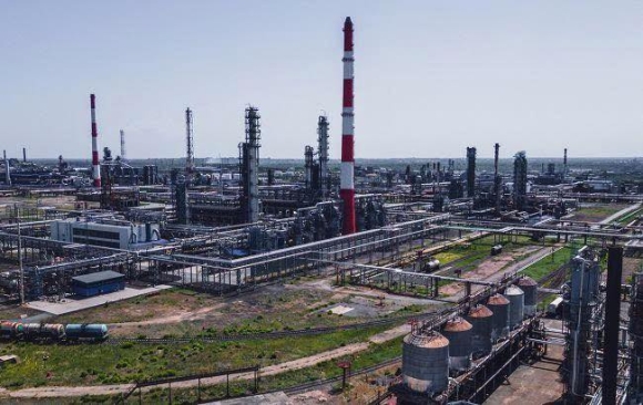 1 May Bay Khong Nguoi Lai Ukraine Tan Cong Nha May Loc Dau Nga Cach Bien Gioi Hon 1400 Km