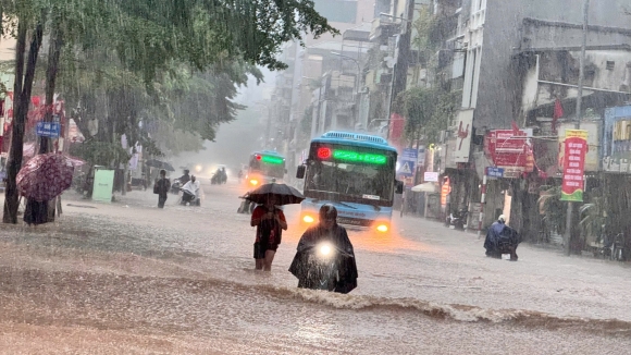 1 Ha Noi Mua Lon Trong Bao So 11 Nguy Co Ngap Lut Tro Lai