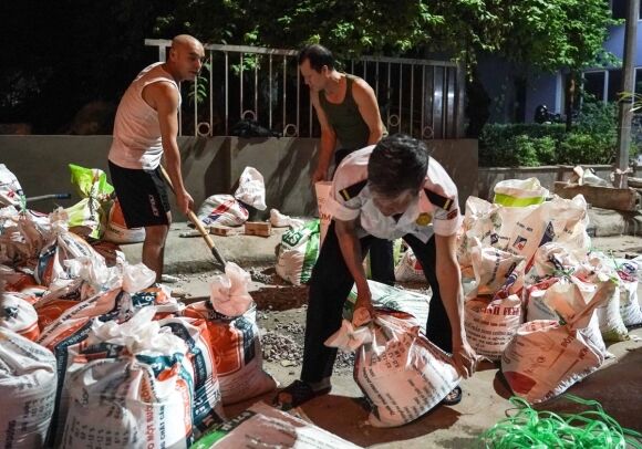 1 Lo Tai Ngap Nguoi Ha Noi Dap Dap Dung Tam Chan Truoc Nha