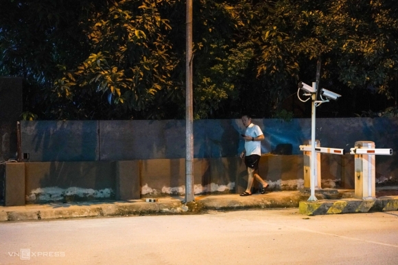 2 Lo Tai Ngap Nguoi Ha Noi Dap Dap Dung Tam Chan Truoc Nha