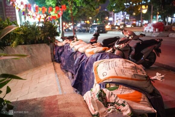 6 Lo Tai Ngap Nguoi Ha Noi Dap Dap Dung Tam Chan Truoc Nha