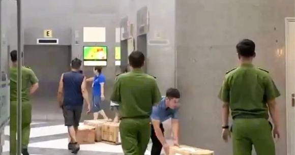 1 Cong An Van Chuyen Hang Chuc Thung Carton Tai Lieu Tai Tru So Cong Ty Shark Binh