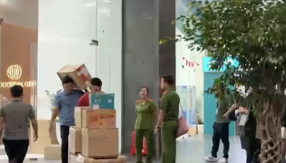 2 Cong An Van Chuyen Hang Chuc Thung Carton Tai Lieu Tai Tru So Cong Ty Shark Binh