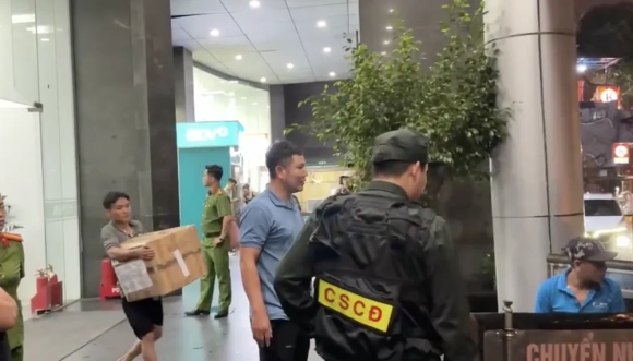 3 Cong An Van Chuyen Hang Chuc Thung Carton Tai Lieu Tai Tru So Cong Ty Shark Binh