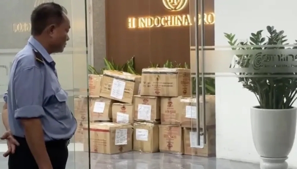 4 Cong An Van Chuyen Hang Chuc Thung Carton Tai Lieu Tai Tru So Cong Ty Shark Binh
