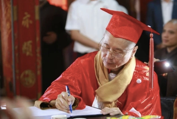 3 Logo Che Mat Su That Khi Su Gian Doi Len Loi Vao Hoc Thuat