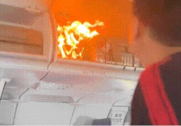 1 May Bay Trung Quoc Ha Canh Khan Cap Khi Dang Bay Giua Bien Vi Pin Boc Chay