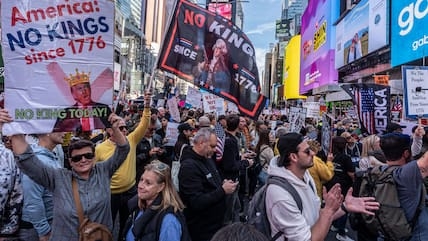 2 Hang Trieu Nguoi My Xuong Duong Bieu Tinh Chong Chinh Quyen Trump Voi Khau Hieu Khong Co Vua