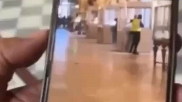 1 Khoanh Khac Nhom Cuop Trom Trang Suc O Bao Tang Louvre