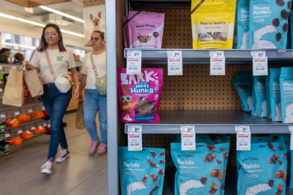 2 Thue Quan Cua Ong Trump Khien Gia Ca Leo Thang Nguoi My Phai That Lung Buoc Bung