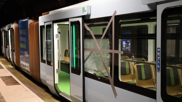 1 Tau Dien Treo Noi Tieng O Wuppertal Bi Tan Cong Bang Da Nhieu Toa Bi Hu Hai