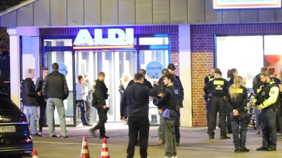 1 No Sung O Berlin Mot Nguoi Dan Ong Bi Ban Tren Bai Dau Xe Sieu Thi Canh Sat Truy Lung Nghi Pham