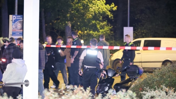 2 No Sung O Berlin Mot Nguoi Dan Ong Bi Ban Tren Bai Dau Xe Sieu Thi Canh Sat Truy Lung Nghi Pham