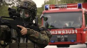 1 Tap Tran Lech Kich Ban Canh Sat Va Quan Doi Duc Dau Sung Mot Binh Si Bi Thuong