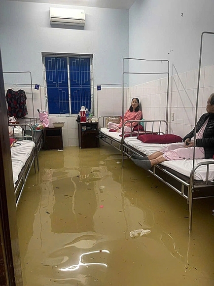 1 Benh Vien Hue Ngap Sau Benh Nhan Duoc Di Doi Khan Cap