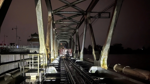 1 Dung Doan Tau Hoa Cho 660 Tan Da Chong Troi Cau Duong Sat Bach Ho Tren Song Huong