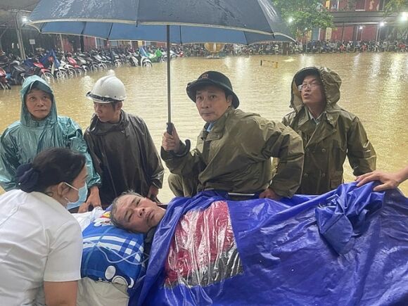 2 Benh Vien Hue Ngap Sau Benh Nhan Duoc Di Doi Khan Cap