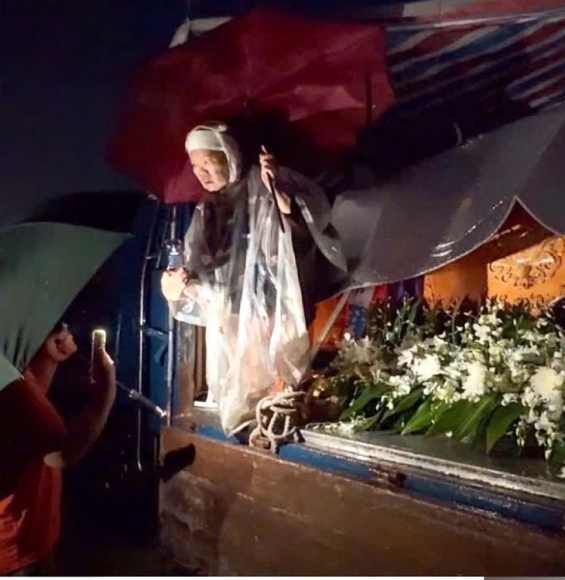 2 Hue Lu Dac Biet Lon Nguoi Da Khuat Cung Phai Chay Lu