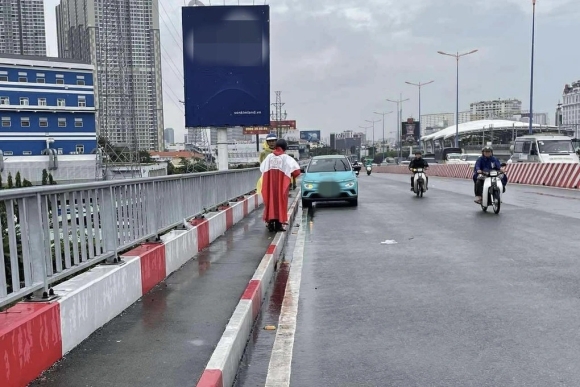 1 Nguoi Dan Ong Bo Lai Taxi Roi Nhay Cau Sai Gon
