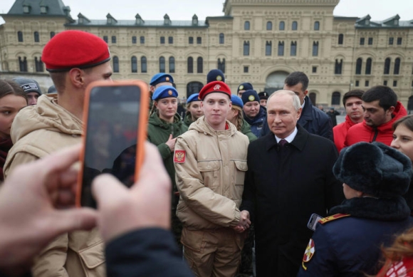 1 Be Gai 11 Tuoi Doi Chat Putin Ve Su Tan Bao Cua Quan Doi Nga Tren Song Truyen Hinh Truc Tiep