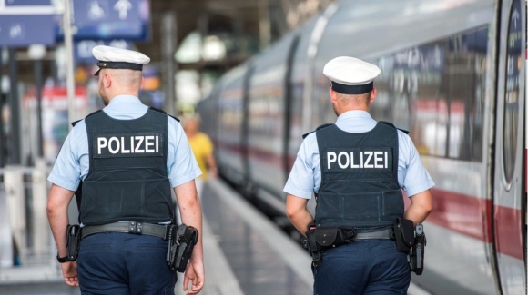 2 Phu Nu Bi Dua Ra Khoi Tau Ice O Duc Vi Vu Khi Hoa Ra La Vo Dien Thoai