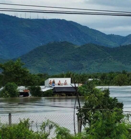 1 Khanh Hoa Ngap Sau Do Mua Lu Nguoi Dan Leo Len Mai Nha Cau Cuu