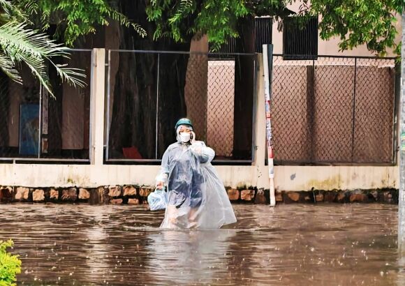 3 Khanh Hoa Ngap Sau Do Mua Lu Nguoi Dan Leo Len Mai Nha Cau Cuu