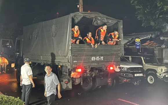 4 Dong Loat Xa Lu Kem Mua Lon Phia Tay Nha Trang Ngap Menh Mong Nguoi Dan Nhan Tin Nho Cuu Gium