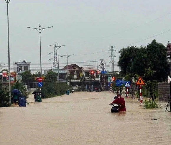 5 Khanh Hoa Ngap Sau Do Mua Lu Nguoi Dan Leo Len Mai Nha Cau Cuu