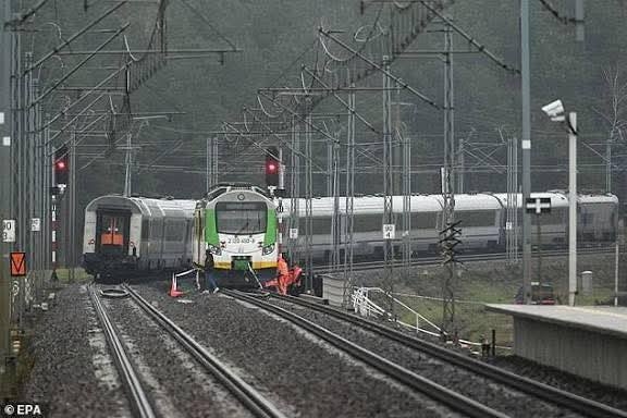 2 Ba Lan Lo Ngai Bi Tan Cong Sau Hang Loat Vu Pha Hoai Duong Sat