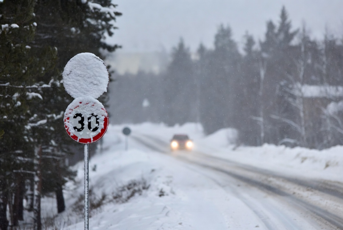 lai xe mua dong o duc bien bao giao thong bi tuyet che phu nguoi dieu khien phuong tien co bi phat