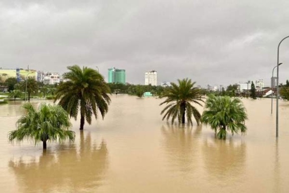 12 Lu Lich Su Nhan Chim Nha Trang Oto Troi Dat Trong Lan Nuoc Duc Ngau