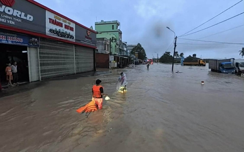 1 Lu Lut Mien Trung It Nhat 50 Nguoi Chet Va Mat Tich San Bay Duong Sat Te Liet